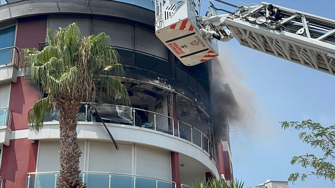 Antalya'da Apartmanda Yangın: 3 Kişi Hastaneye Kaldırıldı