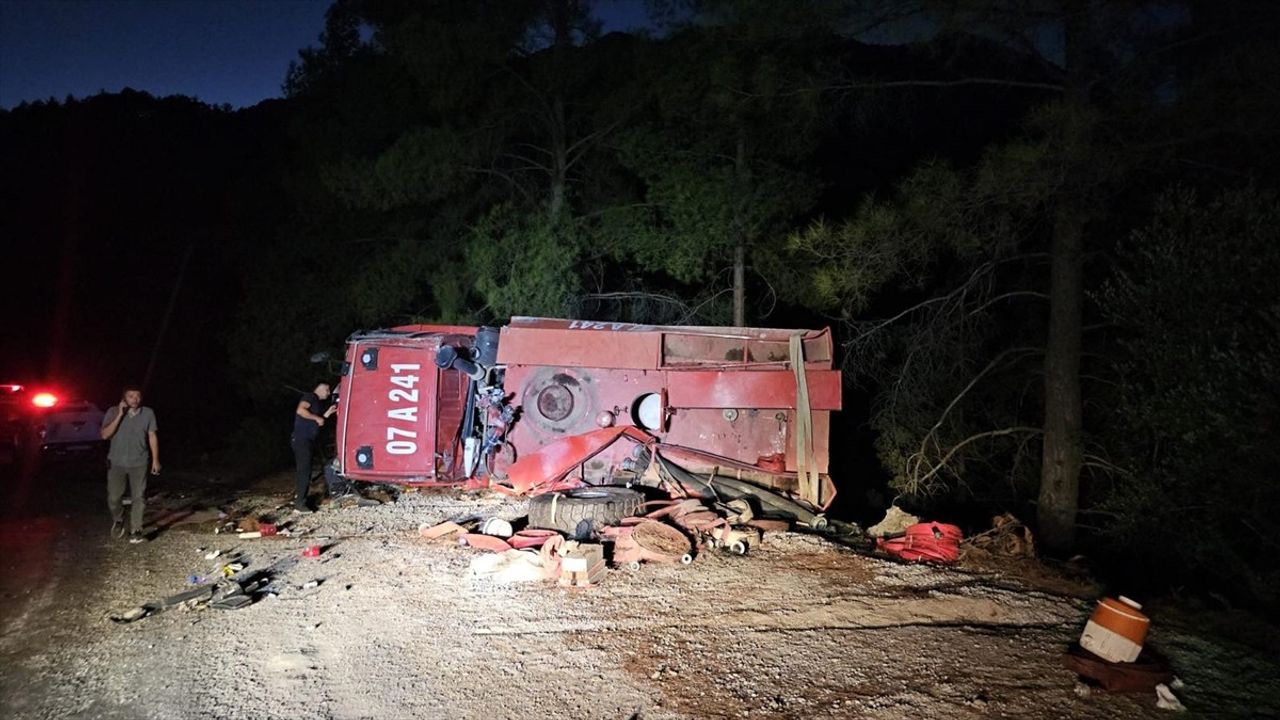 Antalya'da Arazöz Devrildi: 2 Kişi Yaralandı