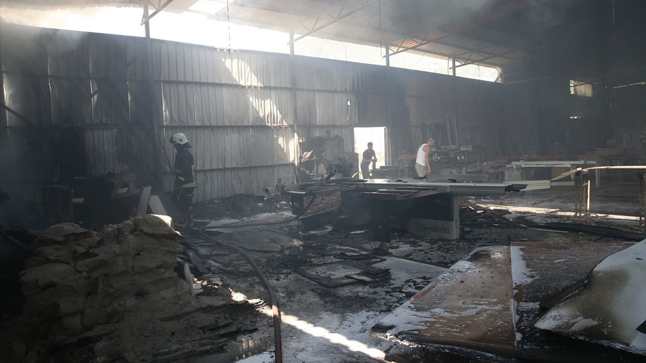 Antalya'da Mobilya Atölyesinde Yangın: İtfaiye Müdahale Etti