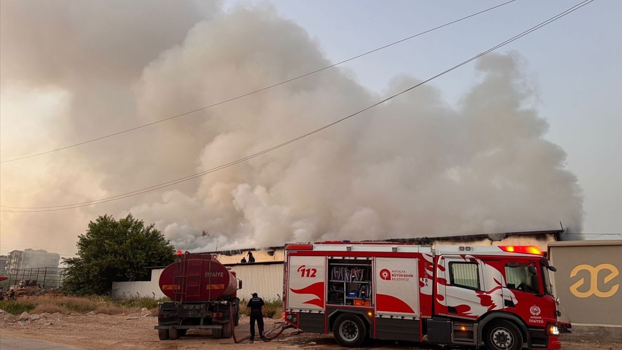 Antalya'da Otel Ekipmanı Deposunda Yangın Çıktı