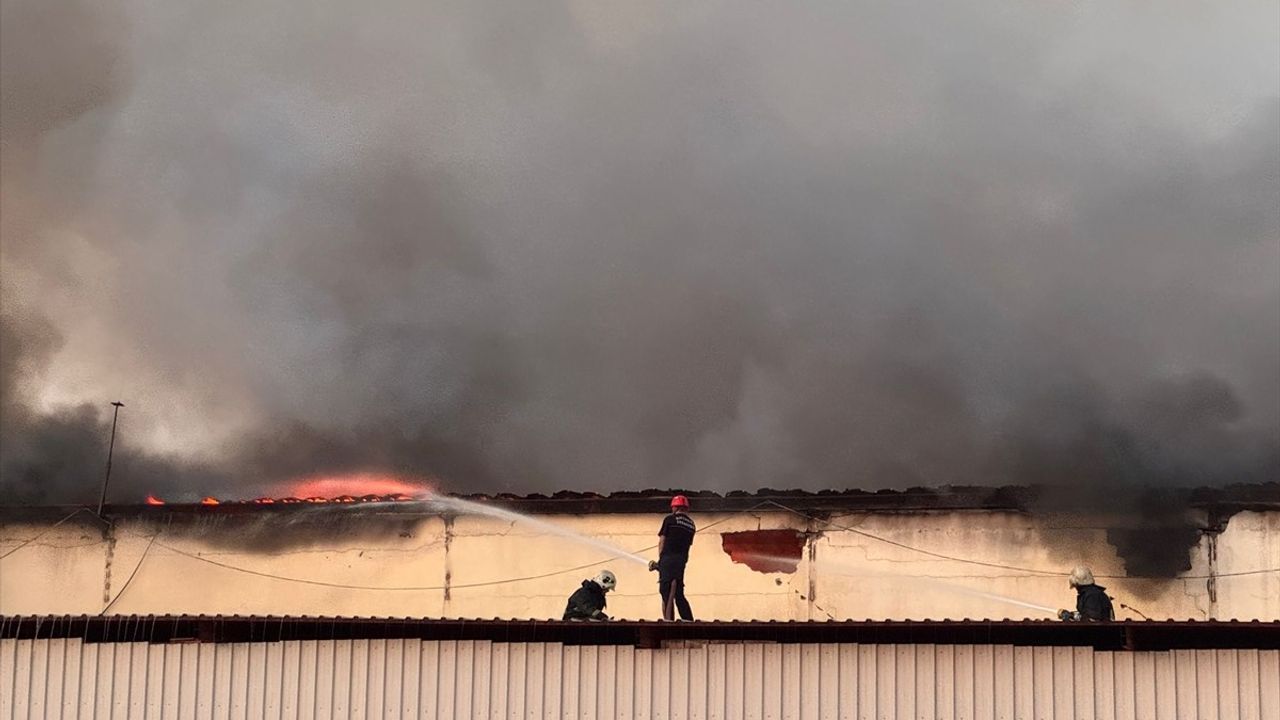 Antalya'da Otel Ekipmanı Deposunda Yangın Kontrol Altına Alındı