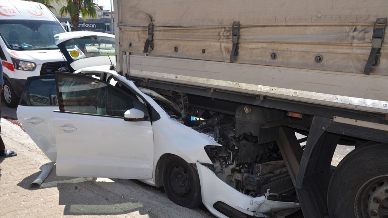 Antalya'da Park Halindeki Tıra Çarpan Otomobilde 4 Yaralı