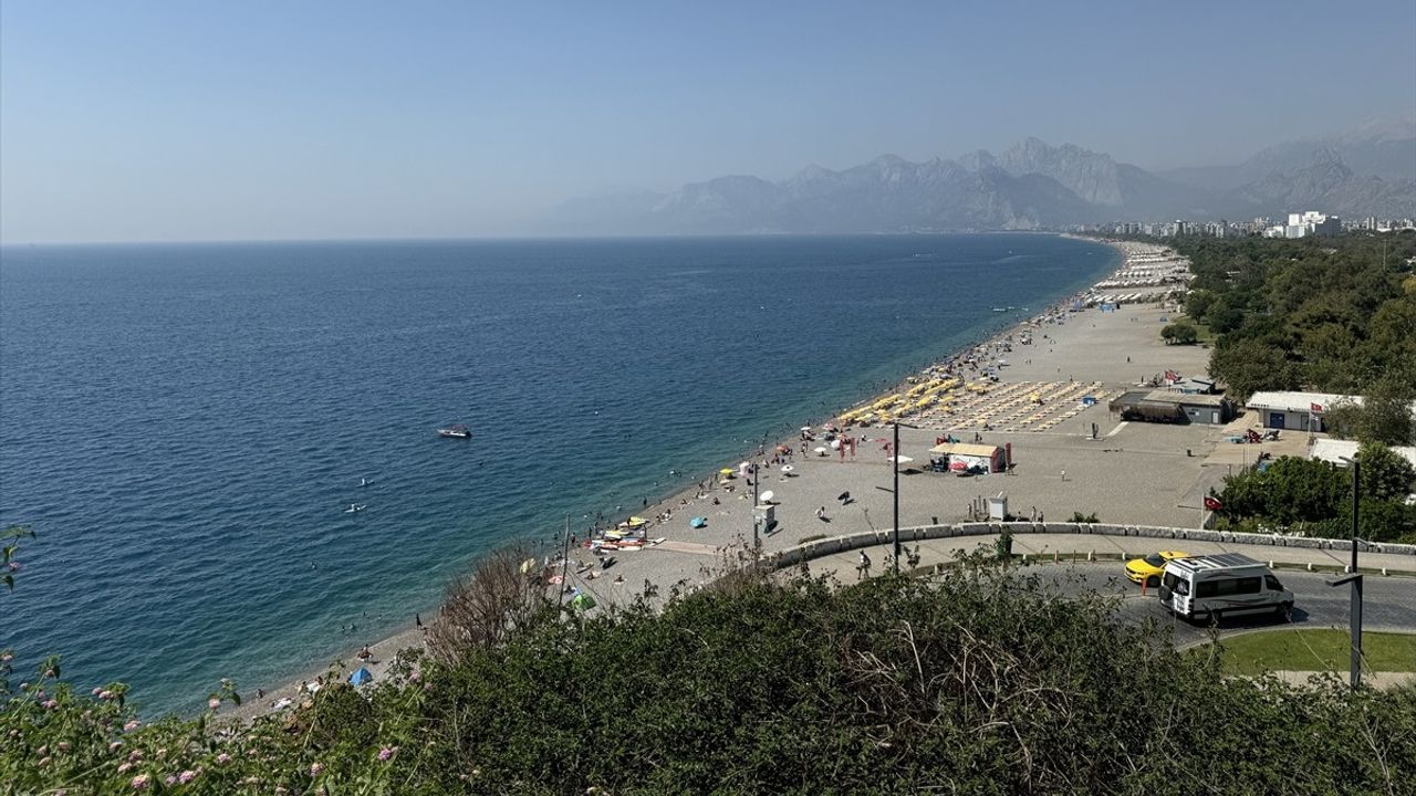 Antalya'da Sıcak ve Nem Bunaltıyor: Nem %76, Deniz 31 derece