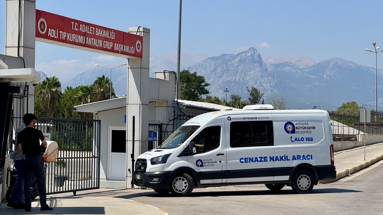 Antalya'da Silahlı Kavga: 1 Ölü, 1 Yaralı