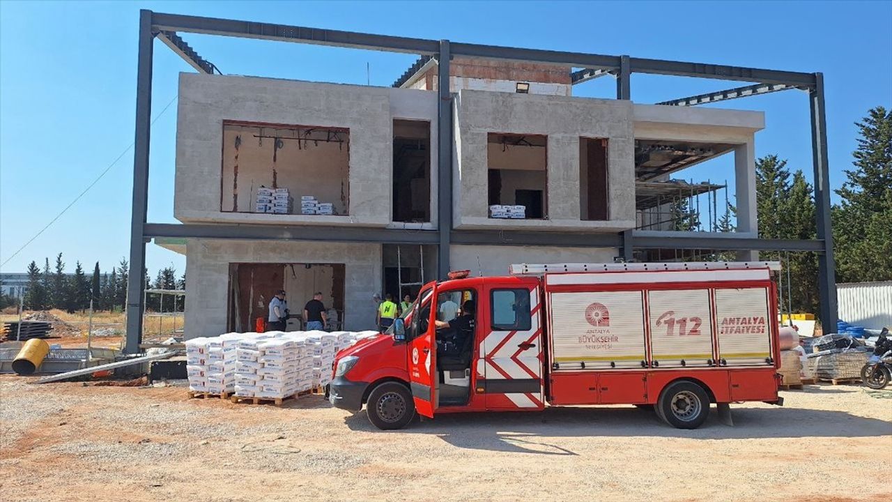 Antalya'da su kuyusundan düşen işçi itfaiye tarafından kurtarıldı