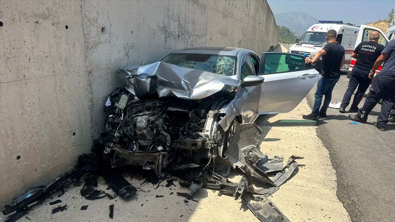 Antalya'da Tır Dorsesine Çarpan Otomobilde 3 Yaralı — 1'i Ağır