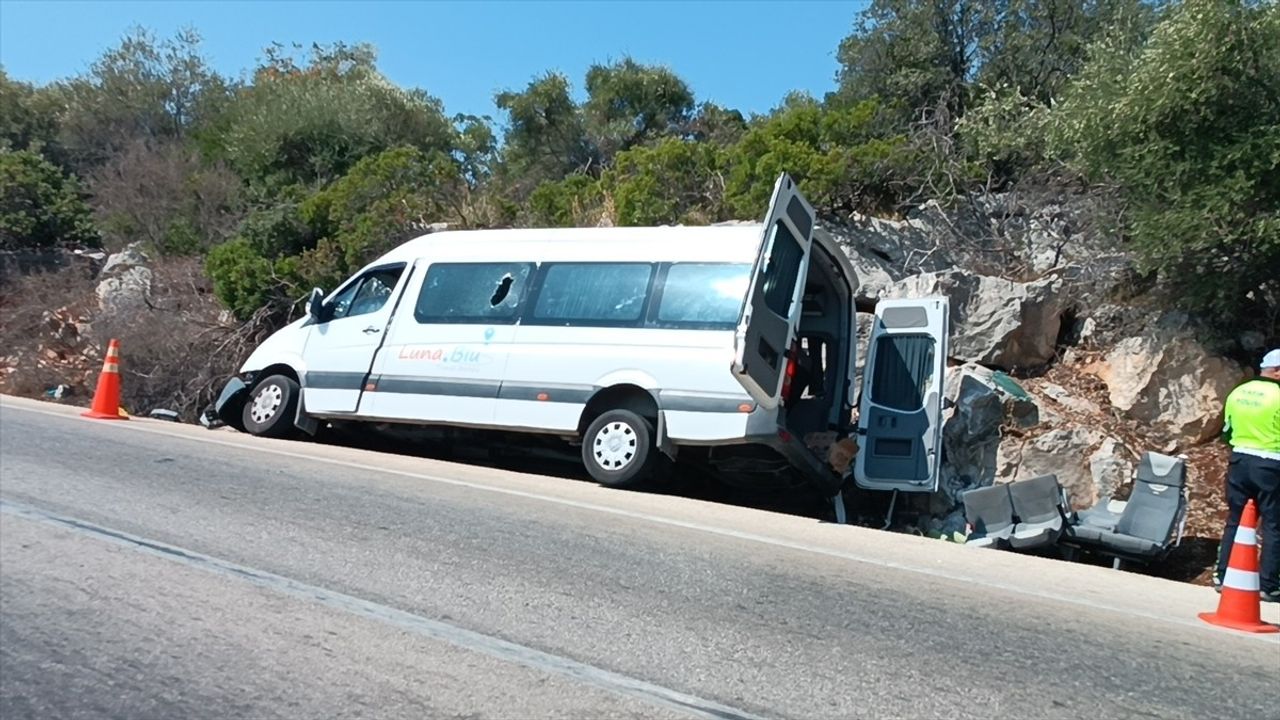 Antalya'da Tur Minibüsü Kayalıklara Çarptı: 17 Yaralı