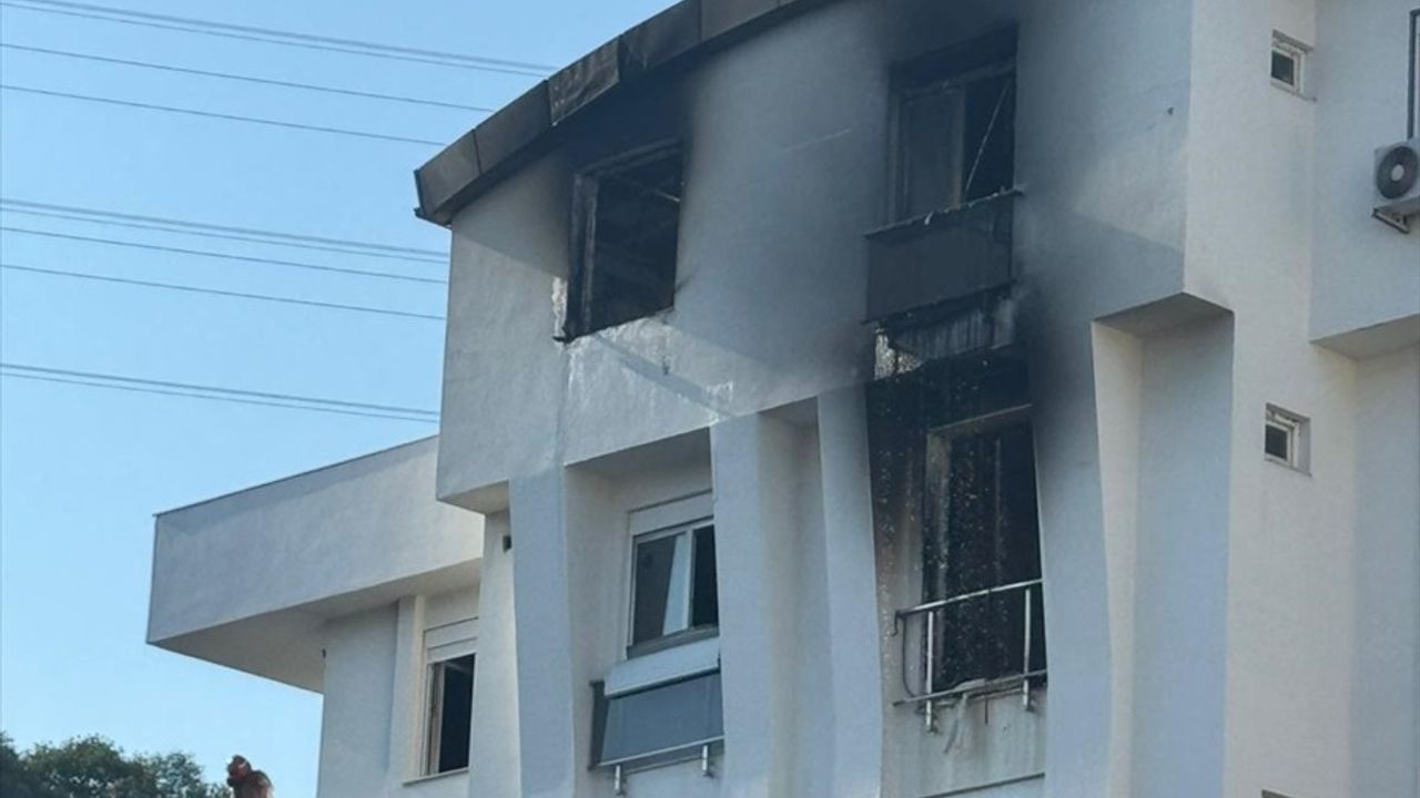 Antalya Konyaaltı'nda Dubleks Dairede Yangın Söndürüldü