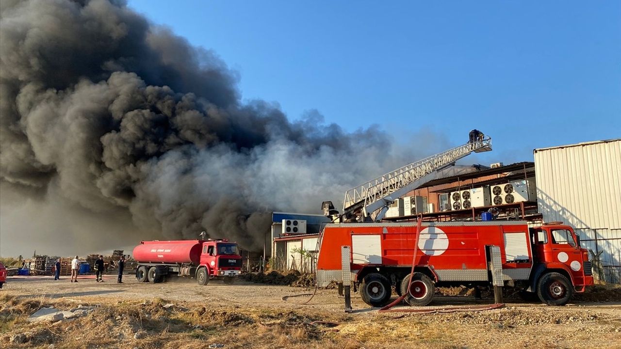 Antalya Serik'te İki Depoda Çıkan Yangın Kontrol Altına Alındı