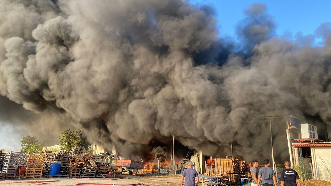 Antalya Serik'te İki Depoda Yangın: İtfaiye Müdahalesi Sürüyor