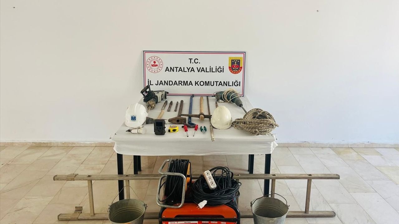 Antalya Serik'te Kaçak Kazı Operasyonu: 4 Şüpheli Suçüstü Yakalandı