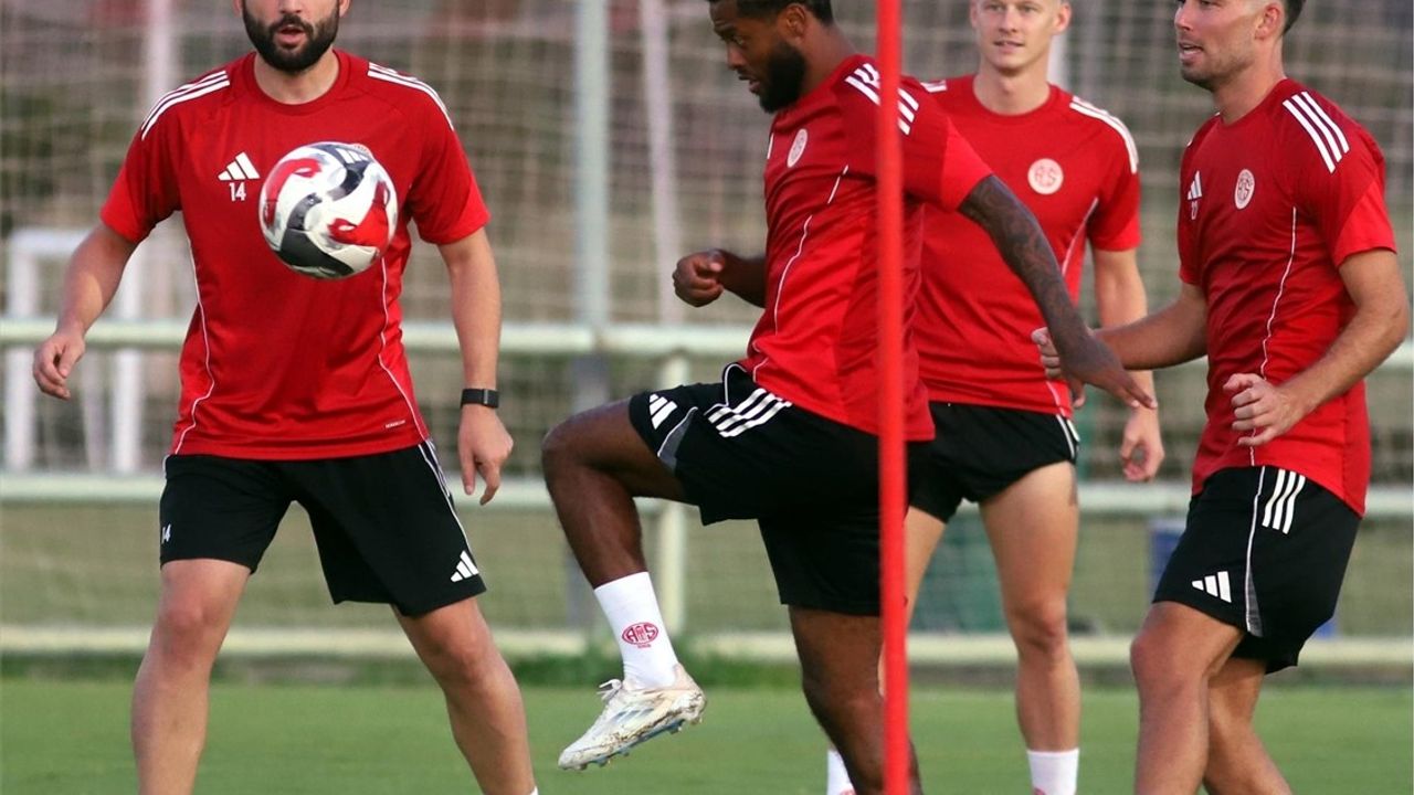 Antalyaspor, Süper Lig'de 3'te 3 Peşinde: Trabzonspor Deplasmanı Belirleyici