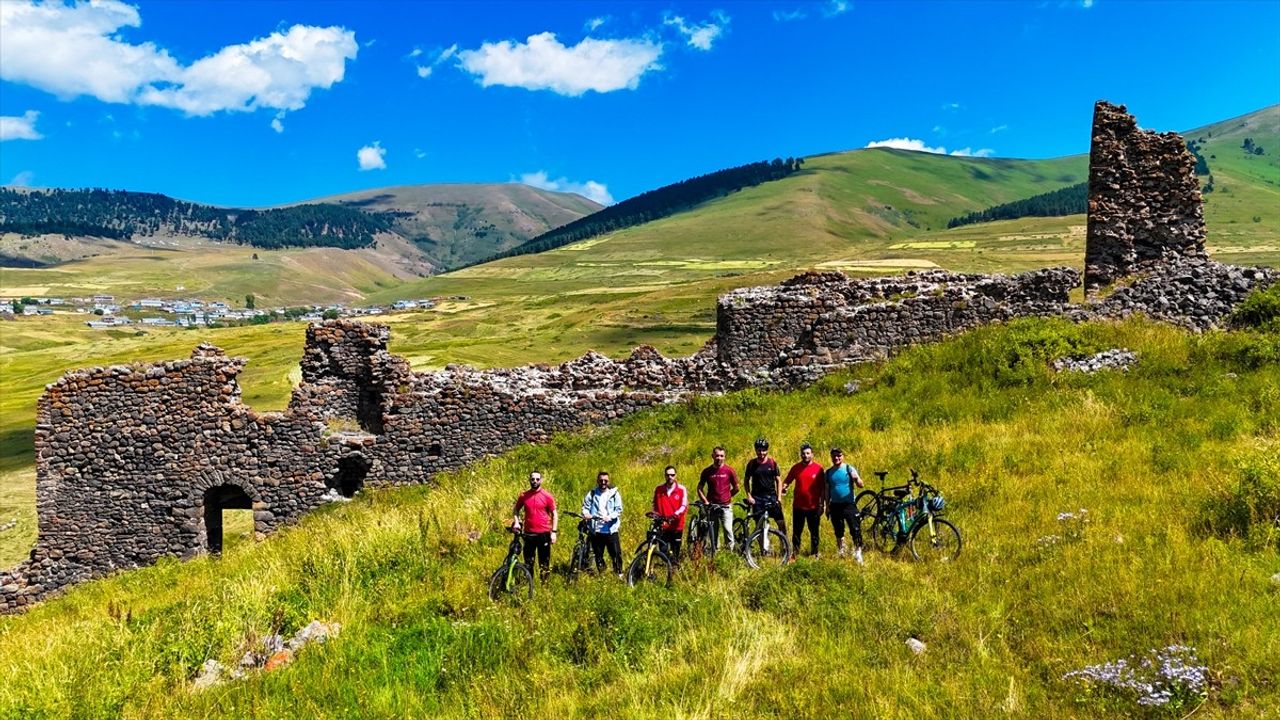 Ardahan'da Bisikletçiler 30 Ağustos Zafer Bayramı'nda Kalecik Kalesi'ne Pedal Çevirdi