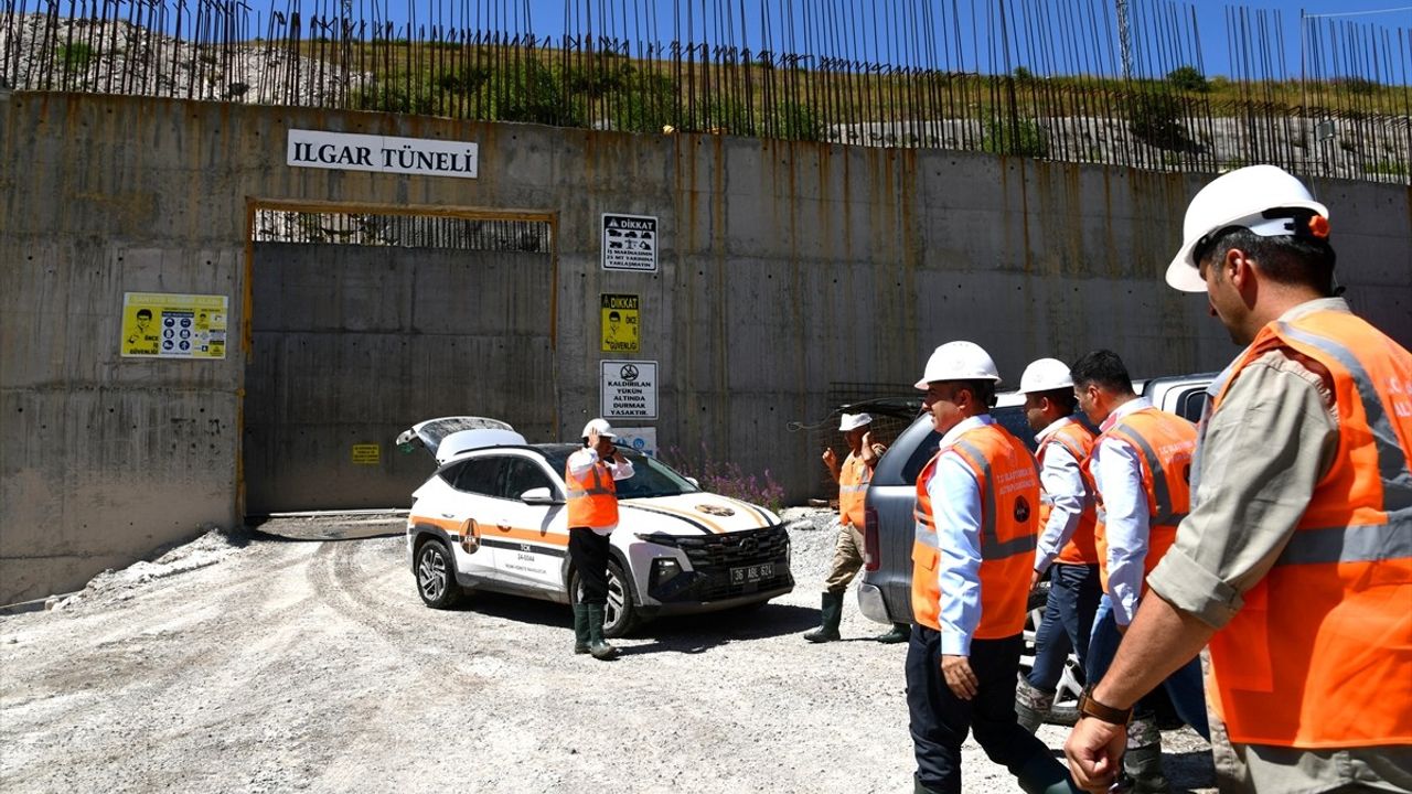 Ardahan Valisi Çiçek Ilgar Tüneli'ni İnceledi