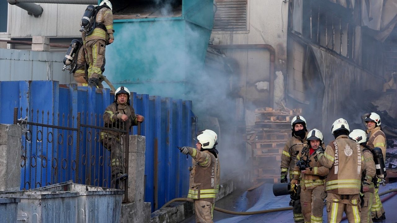 Arnavutköy'de 4 Katlı Fabrikada Yangın Söndürüldü