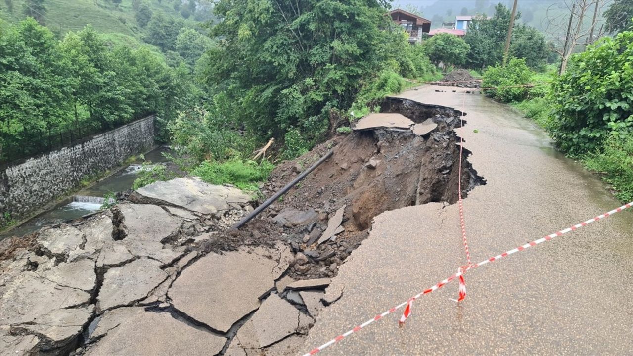 Artvin Kemalpaşa'da Heyelan: Köprücü ve Çayeli Köy Yolları Kapandı