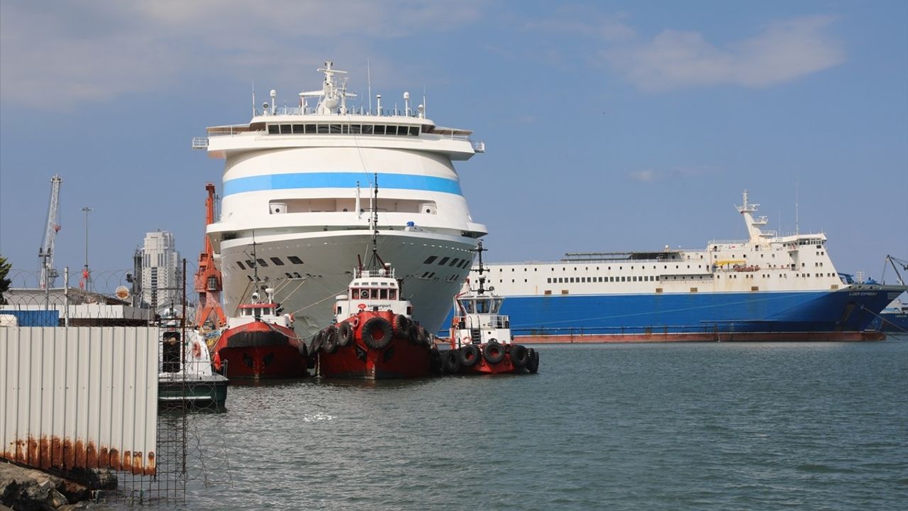 Astoria Grande, 1117 Yolcusuyla Samsun Limanı'na Yanaştı