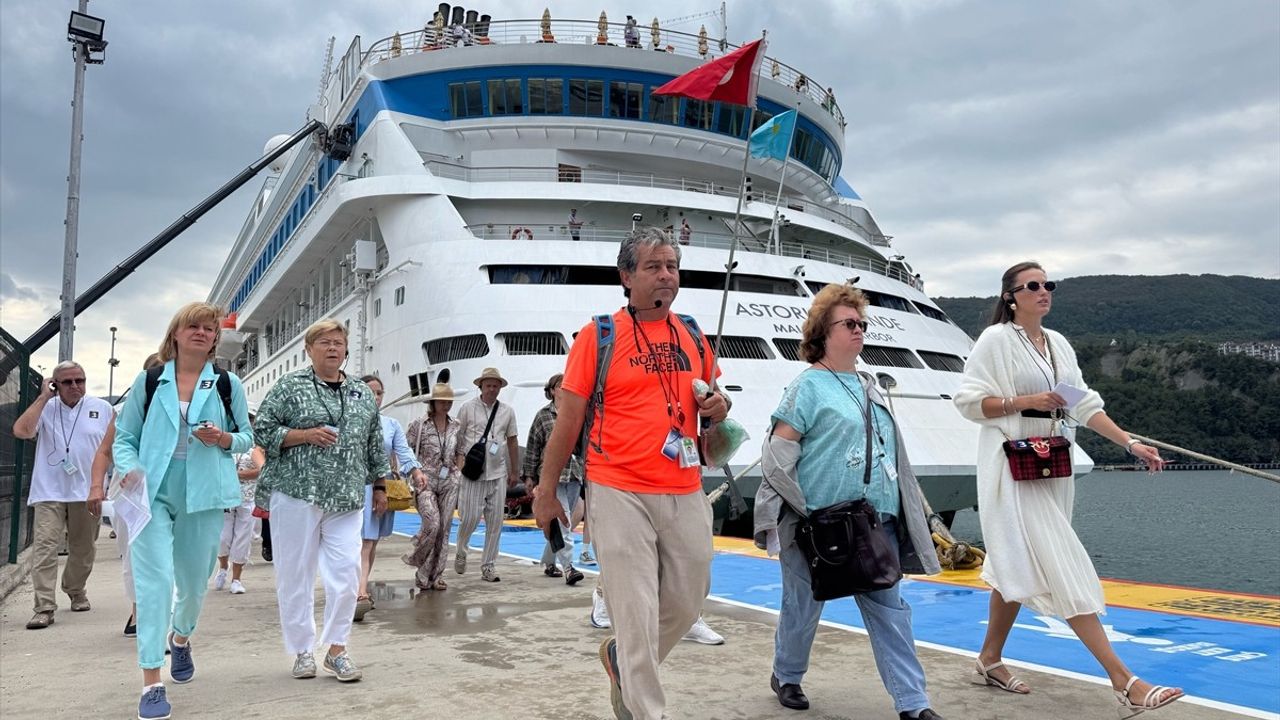 Astoria Grande Amasra'ya 1117 Yolcu ve 444 Mürettebatla Geldi