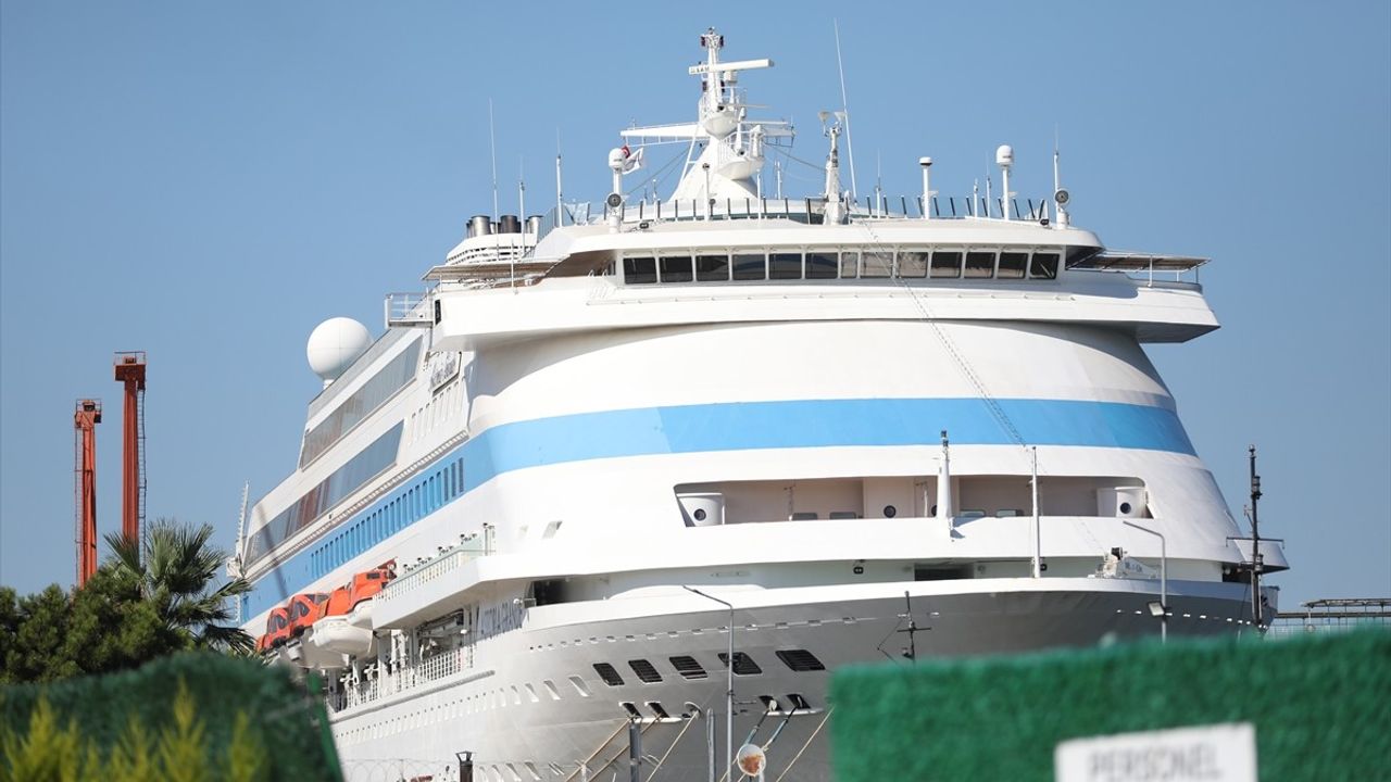 Astoria Grande Samsun Limanı'na 994 Yolcuyla Demirledi