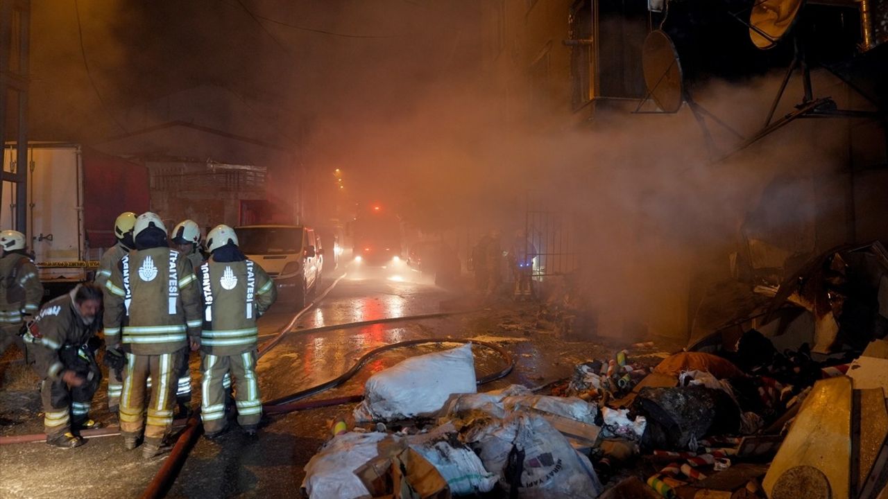 Avcılar'da çorap atölyesinde yangın söndürüldü