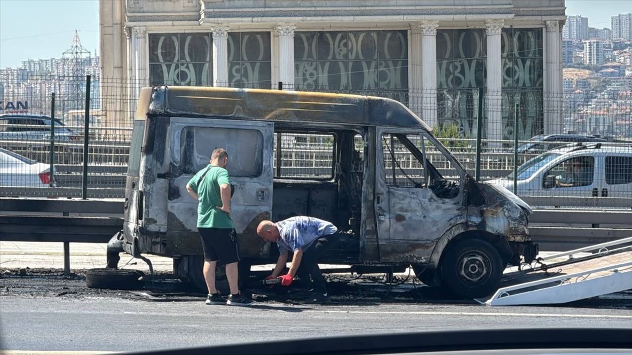 Avcılar'da D-100'de Hareket Halindeki Minibüs Alev Aldı