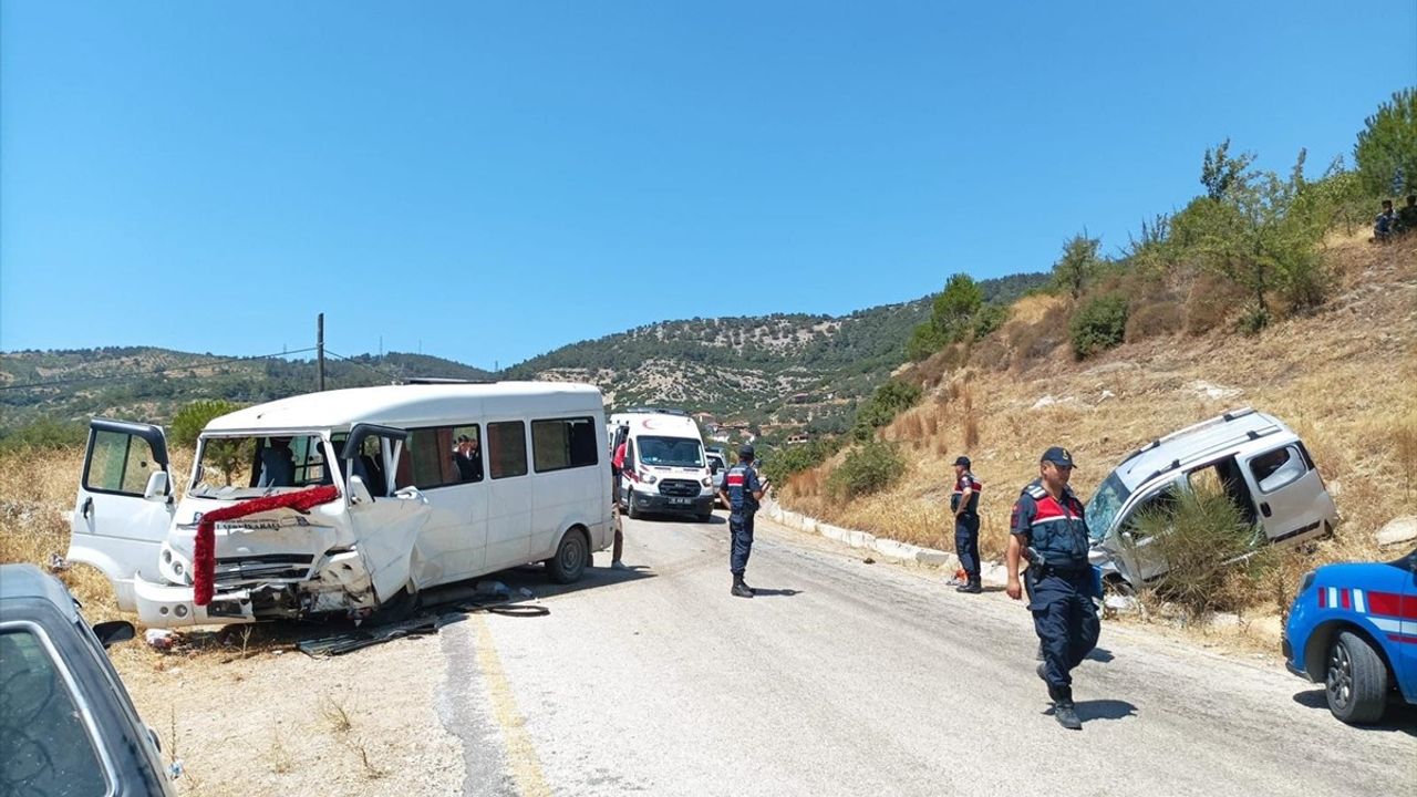 Aydın'da Minibüs ile Hafif Ticari Araç Çarpıştı: 14 Yaralı