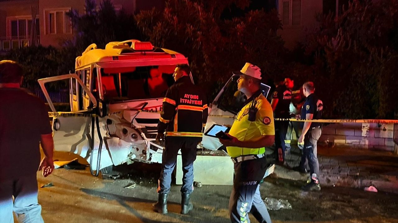 Aydın'da minibüs ile otomobil çarpıştı: 11 yaralı