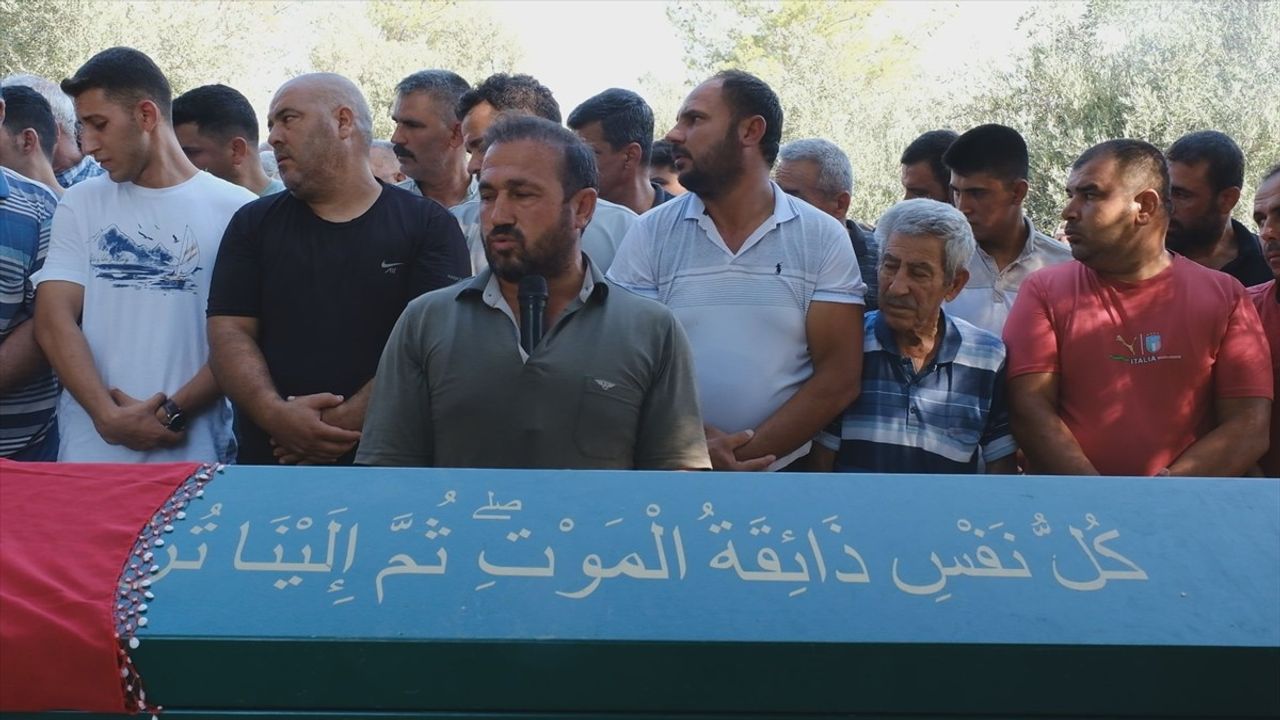 Aydın'da Ölü Bulunan Üniversiteli Teslime Hanedan Mersin'de Defnedildi