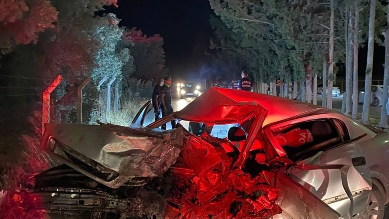 Aydın Söke'de Trafik Kazası: Refüjdeki Ağaca Çarpan Sürücü Öldü