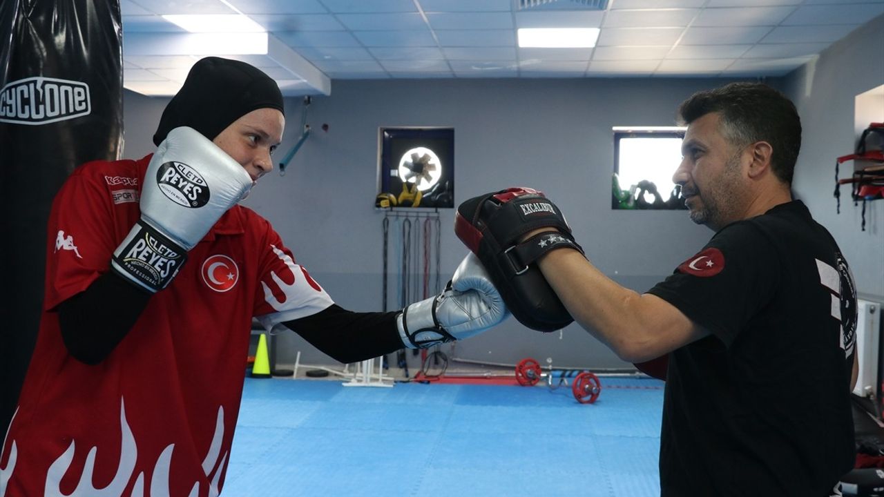 Ayşe Kaplan Abu Dabi'de Kick Boksta Altın Hedefliyor