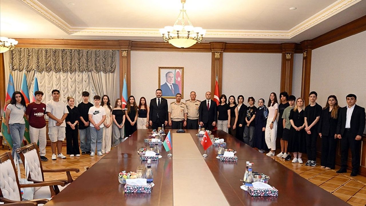 Azerbaycan Savunma Bakanı Hasanov, Türk Şehit Çocuklarıyla Bir Araya Geldi