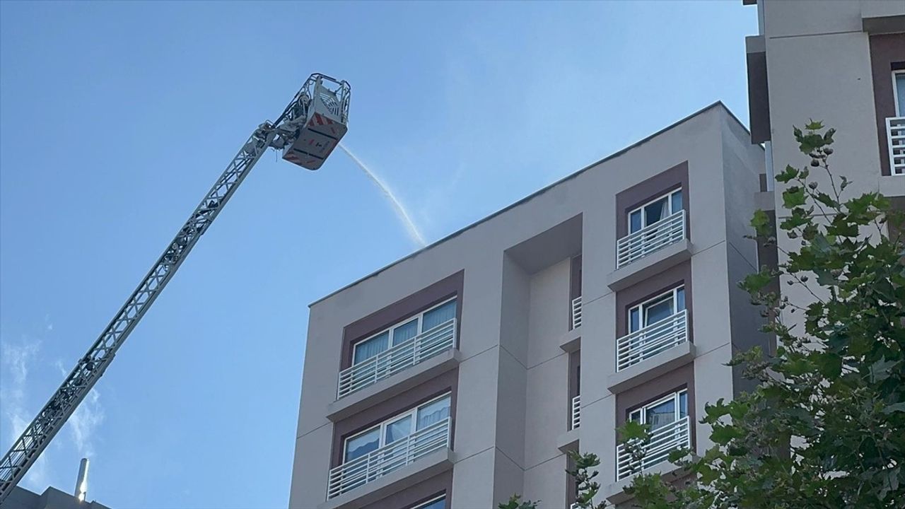 Bağcılar'da 13 Katlı Binanın Çatısında Yangın: Vatandaşlar Tahliye Edildi