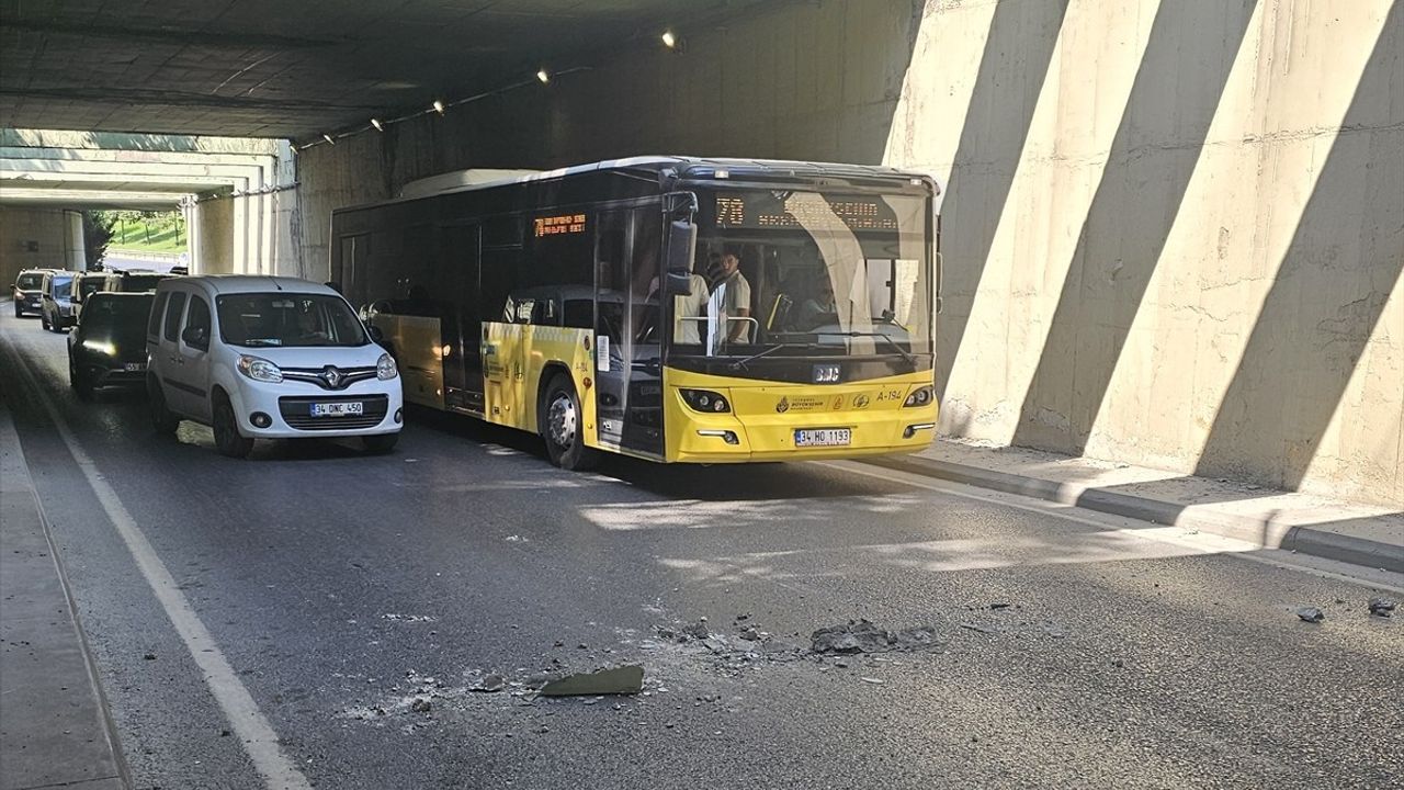 Bağcılar'da Alt Geçitte Düşen Beton Parçaları Trafik Tehlikesi Yarattı