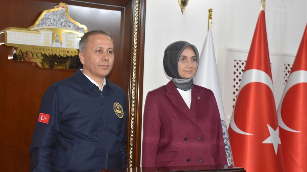 Bakan Ali Yerlikaya Afyonkarahisar'da: Valilik ve Saraçlar Çarşısı Ziyareti