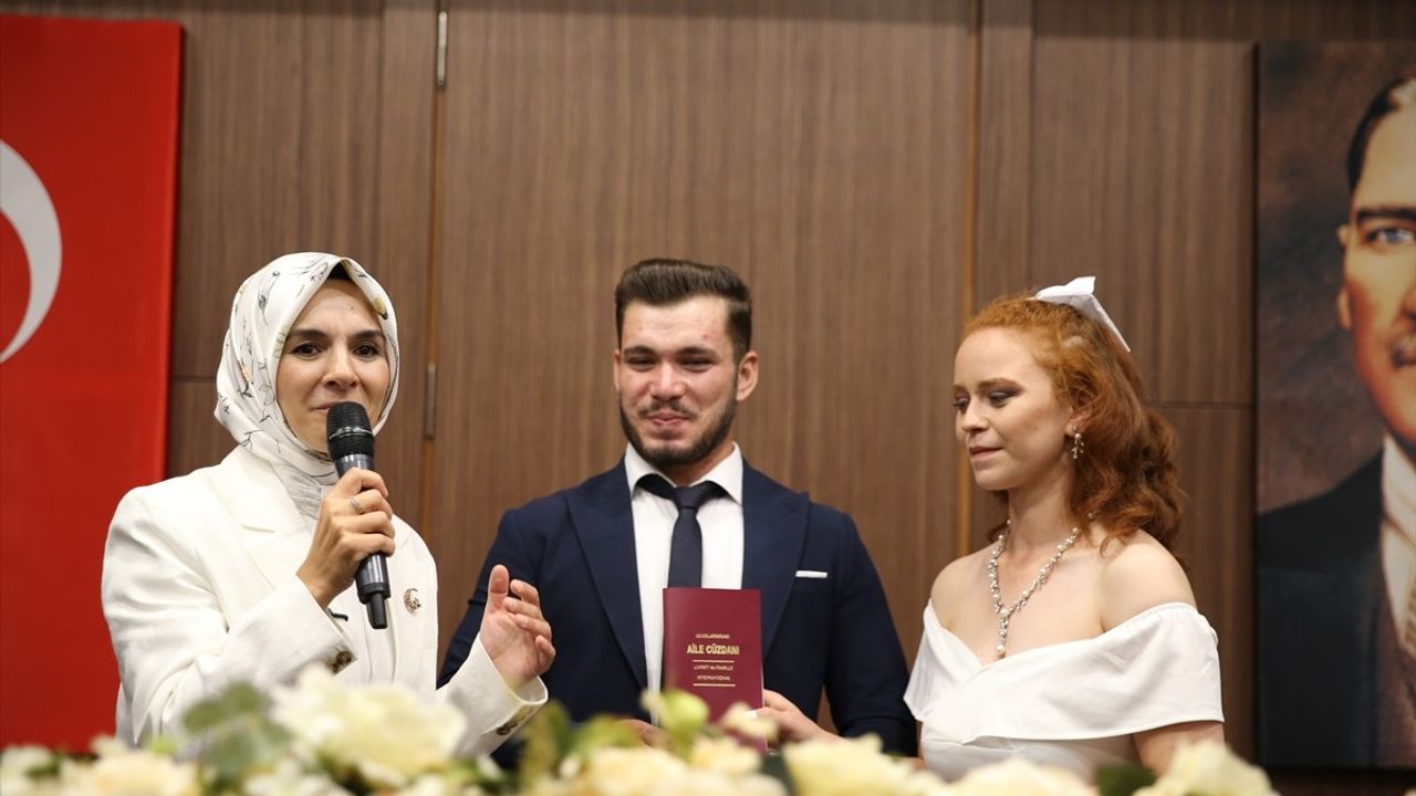 Bakan Göktaş Denizli'de: Aile ve Gençlik Fonu'ndan Yararlanan Çiftin Nikahına Katıldı