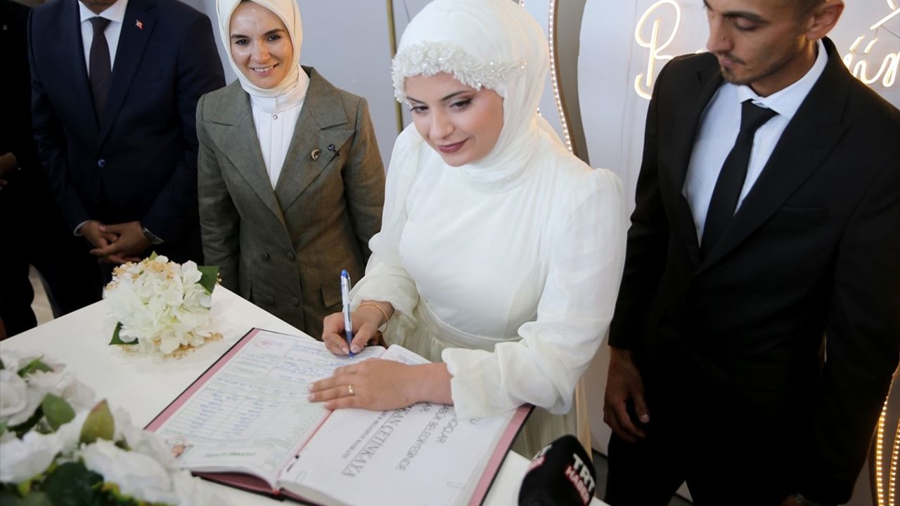 Bakan Göktaş Karabük'te: Aile ve Gençlik Fonu'ndan Yararlanan Çiftin Nikah Şahidi Oldu