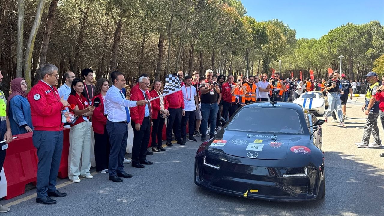 Bakan Kacır TEKNOFEST'te: Türkiye Yerli ve Milli Ürünlerle Küresel Yarışta