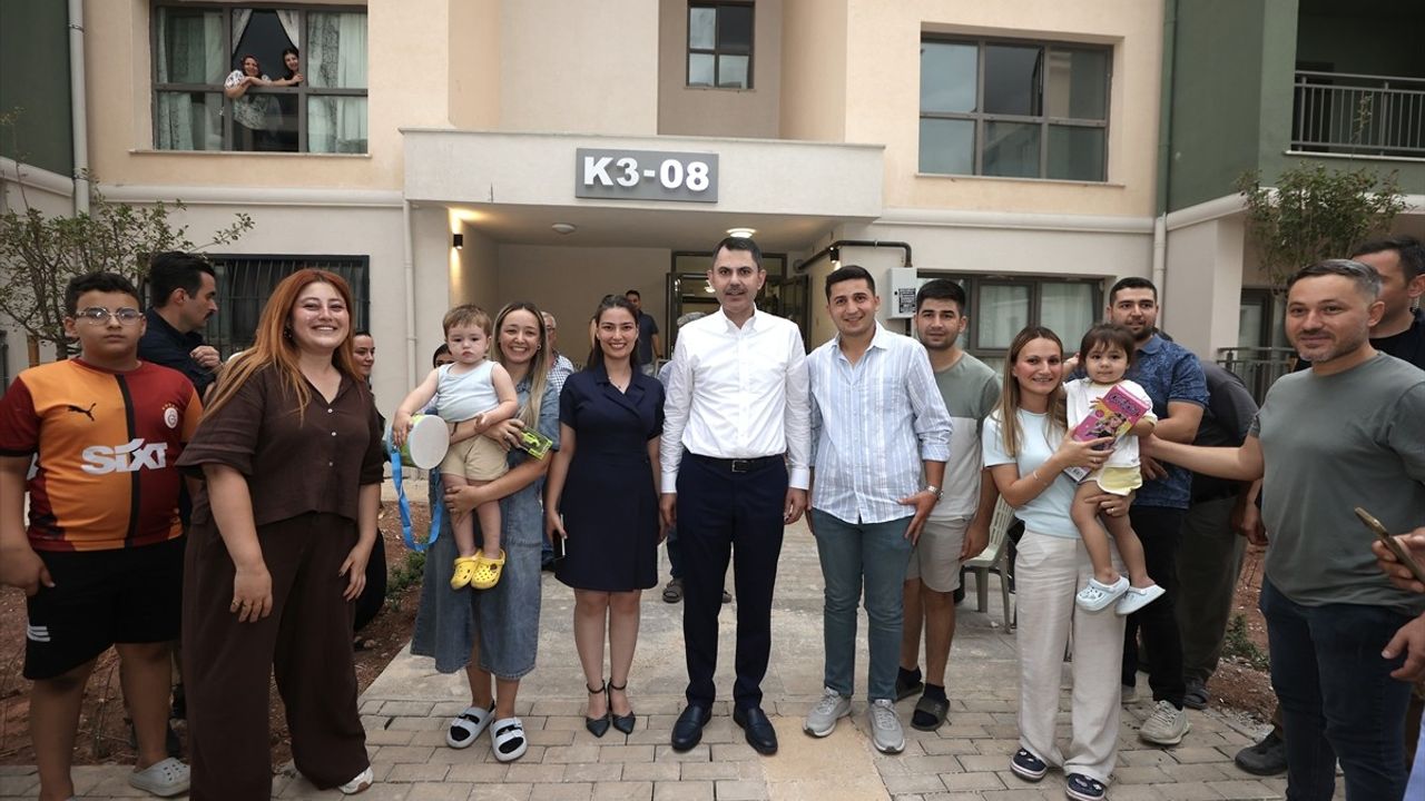 Bakan Kurum, Adıyaman'da Depremzede Aileyi Ziyaret Etti