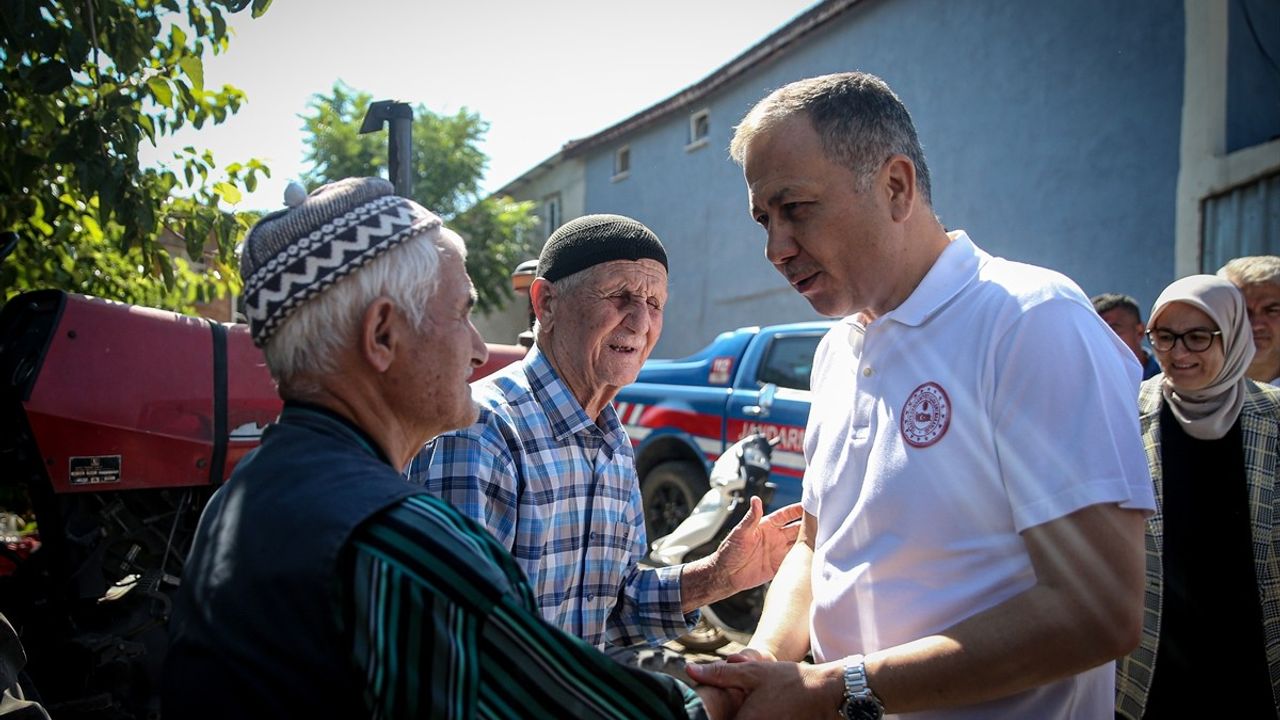 Bakan Yerlikaya Sındırgı'da Deprem İncelemesi Yaptı