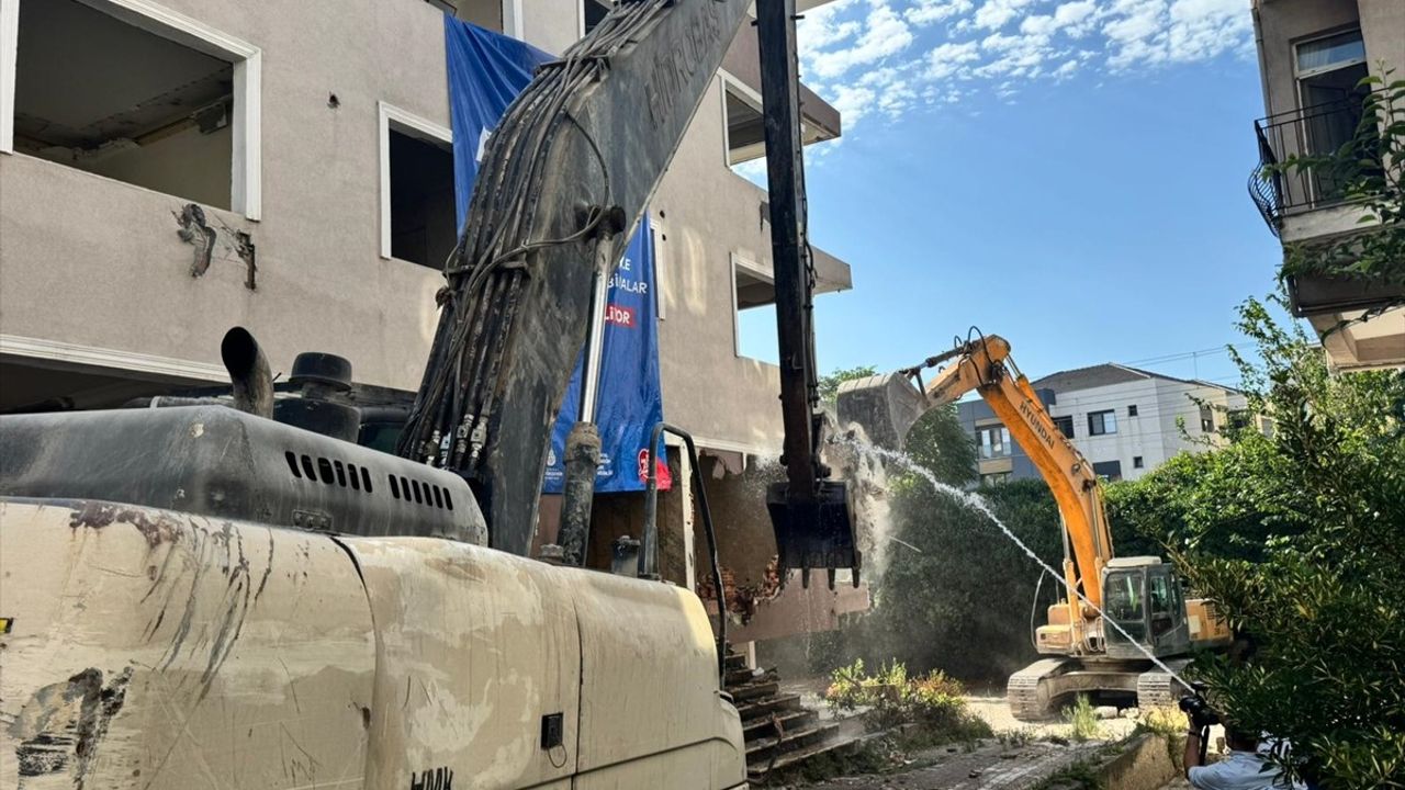 Bakırköy'de kentsel dönüşüm: yüksek riskli bina yıkıldı