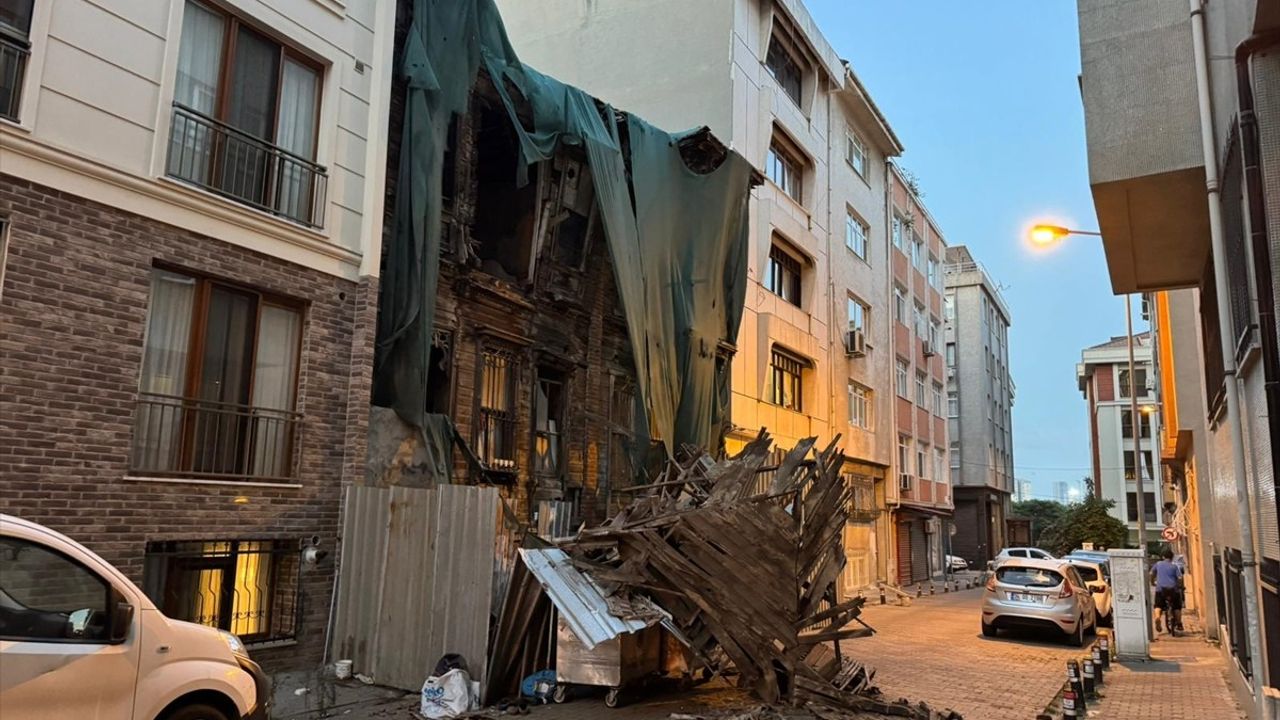 Bakırköy'de Tarihi Binada Kısmi Çökme Olayı Başladı