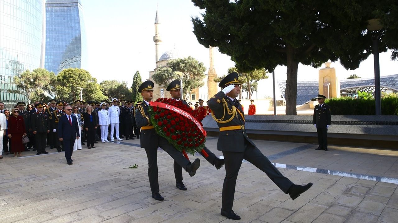Bakü'de 30 Ağustos Zafer Bayramı Töreni: Büyükelçi Birol Akgün Çelenk Koydu