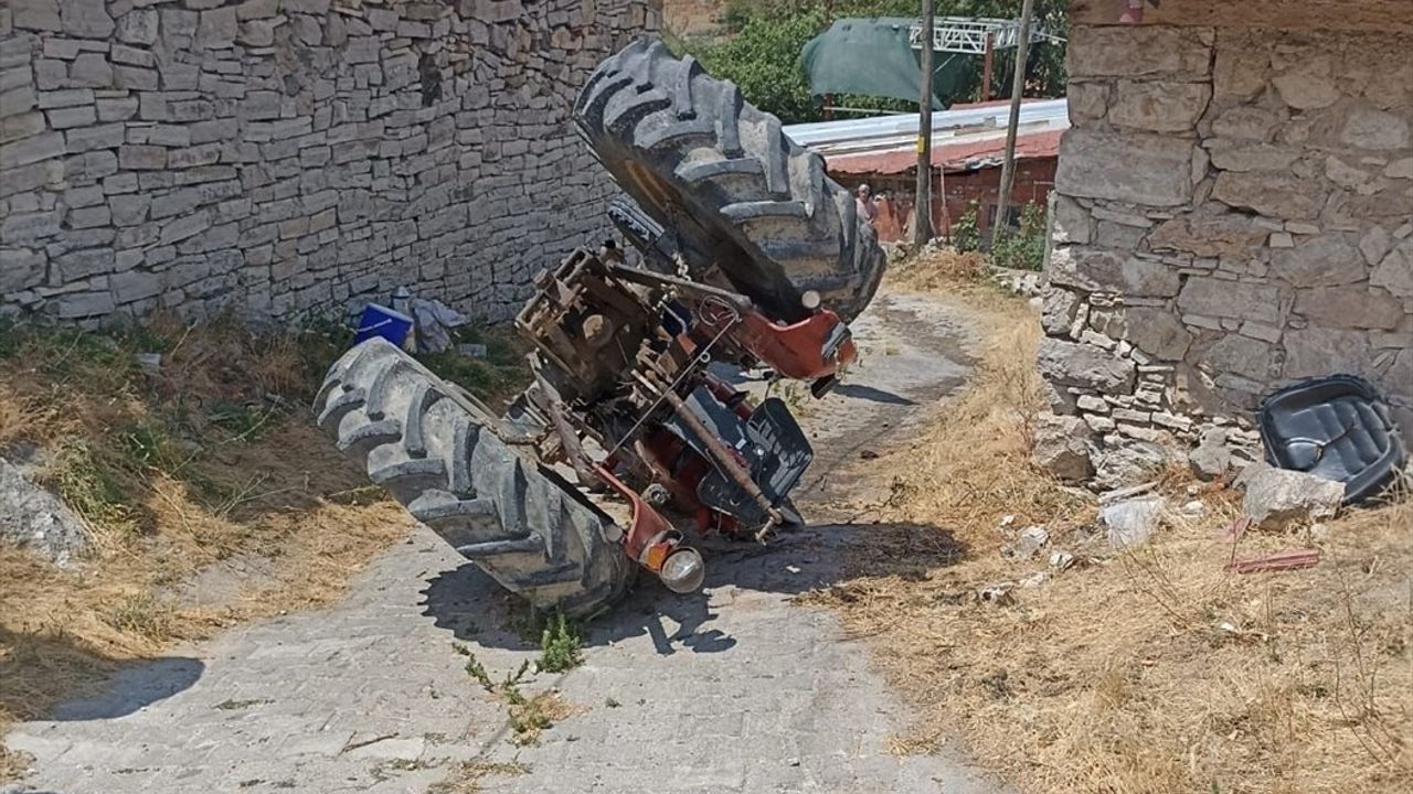 Balıkesir'de Devrilen Traktörün Sürücüsü Hayatını Kaybetti