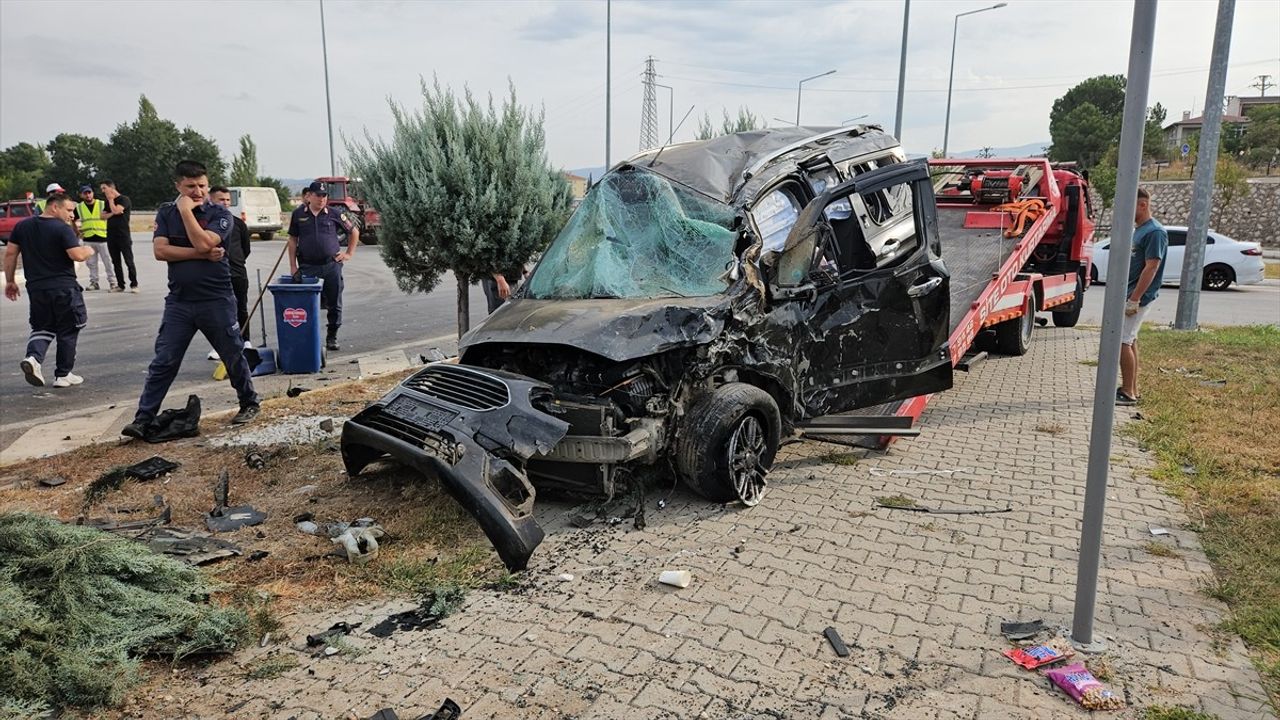 Balıkesir'de işçi servisi ile hafif ticari araç çarpıştı: 4 yaralı