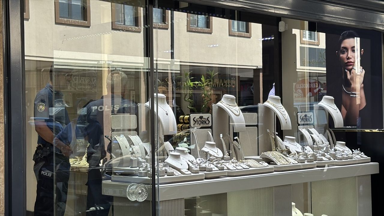 Balıkesir'de Kuyumcuda Tırnakçılık Yöntemiyle Hırsızlık Anı Kamerada