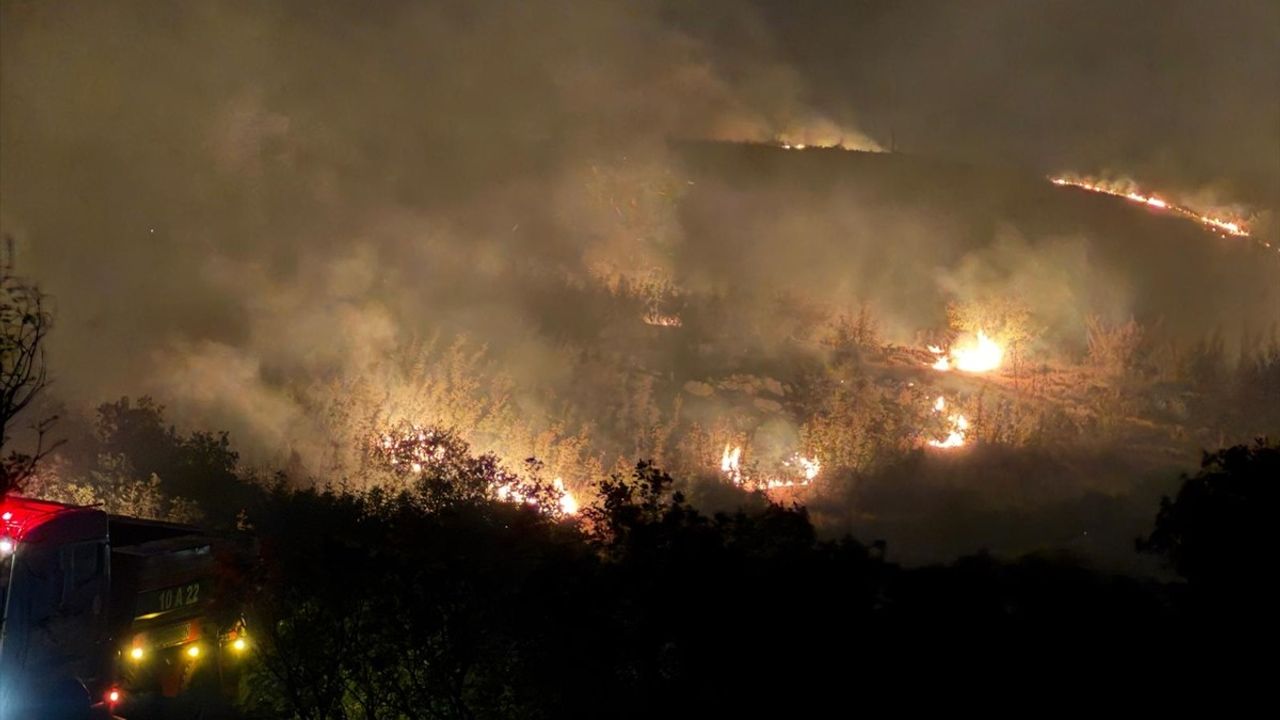 Balıkesir'de Otluk ve Makilik Yangınına Ekipler Müdahale Ediyor