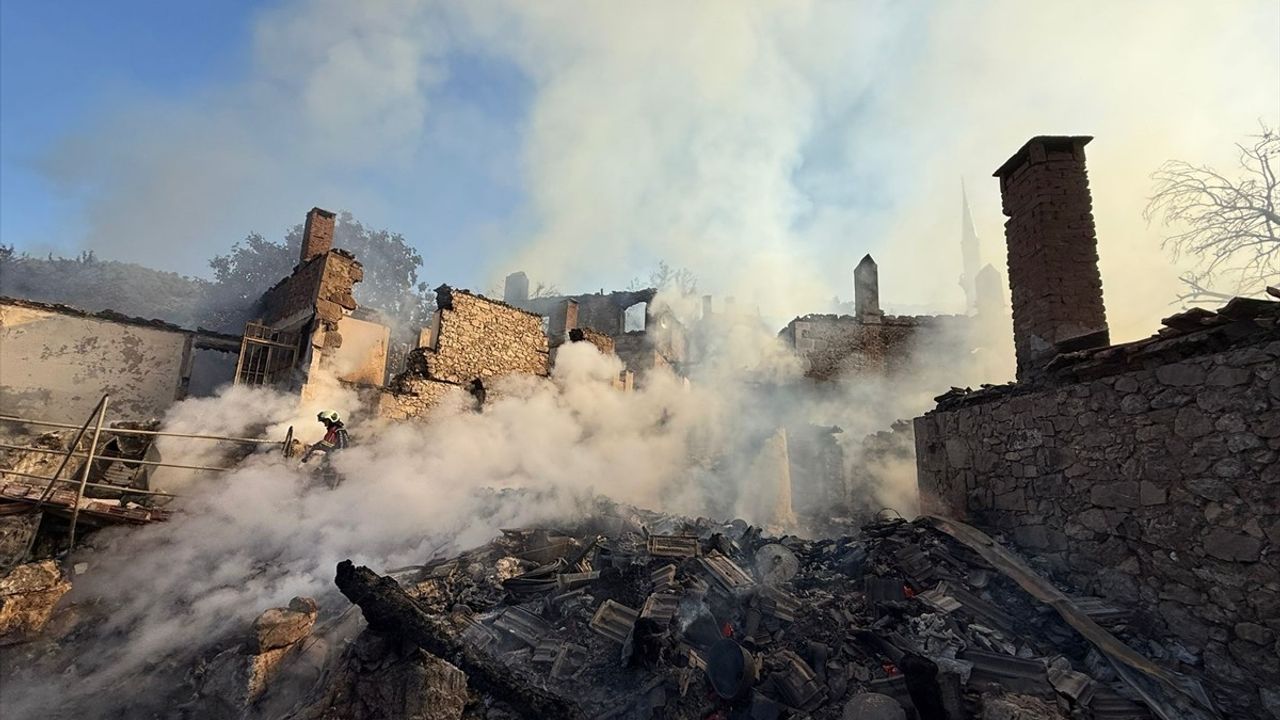 Balıkesir'de Yangın Felaketi: 15 Ev Kullanılamaz Hale Geldi