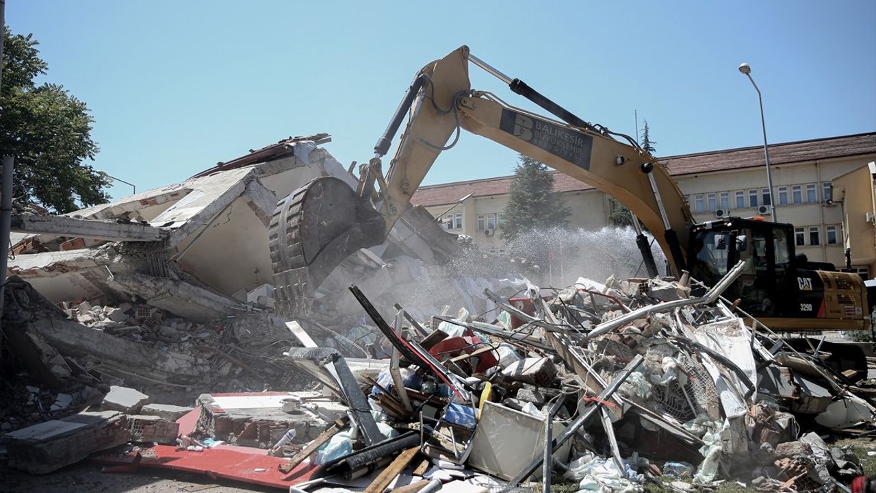 Balıkesir'deki Depremde Yıkılan Binanın Enkaz Kaldırma Çalışmaları Başladı