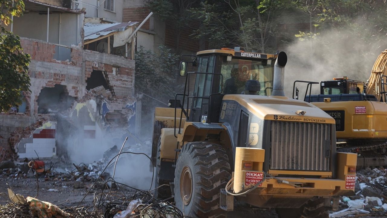 Balıkesir'deki Depremde Yıkılan Binanın Enkazı Kaldırılıyor