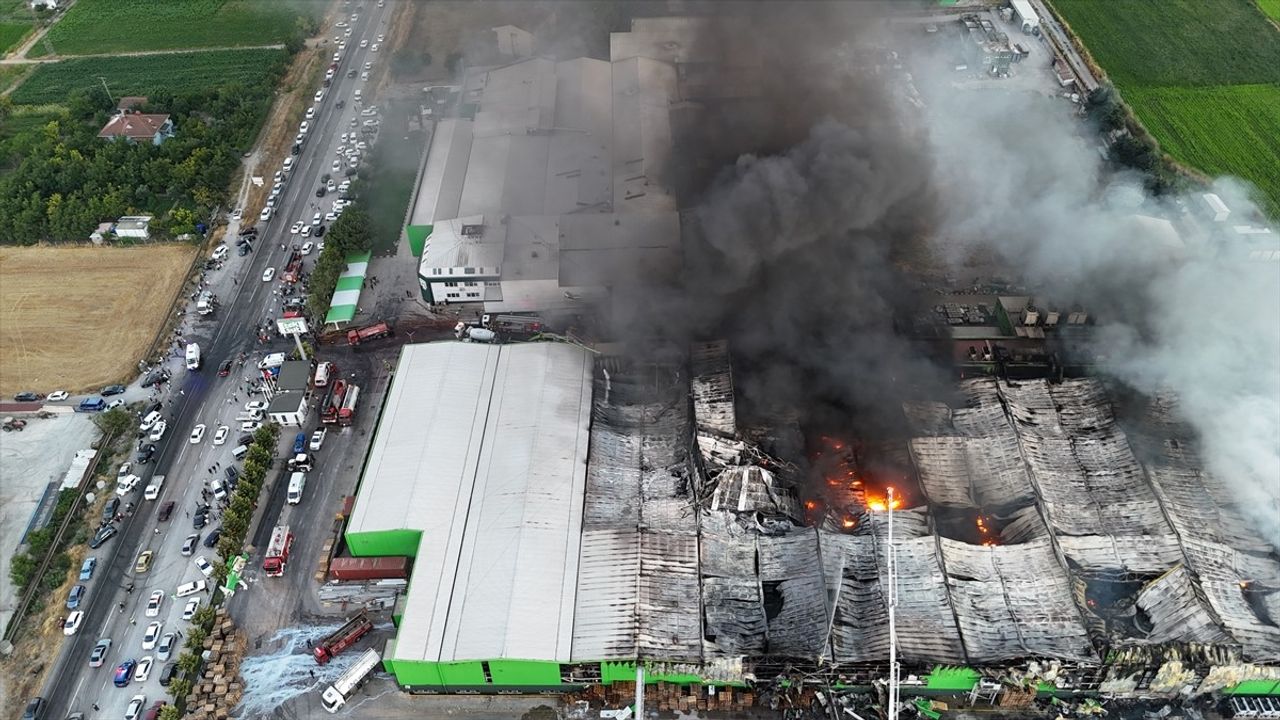 Balıkesir'deki Fabrika Yangınında 1 Kişi Tutuklandı